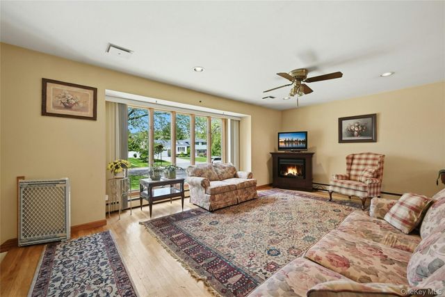 10 Darien Place, East Northport, NY 11731