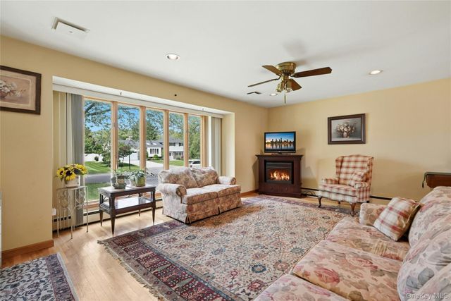 10 Darien Place, East Northport, NY 11731