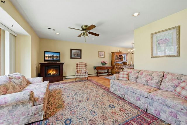 10 Darien Place, East Northport, NY 11731