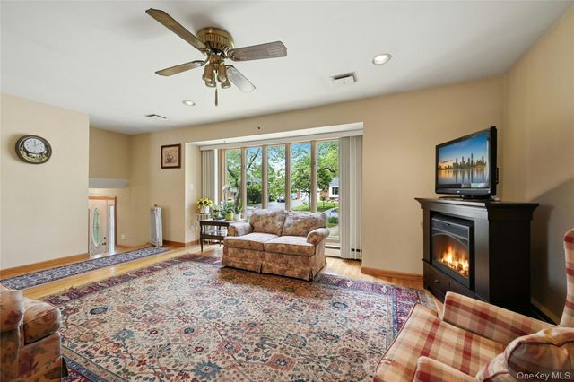 10 Darien Place, East Northport, NY 11731