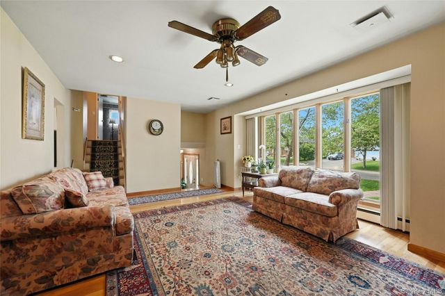 10 Darien Place, East Northport, NY 11731