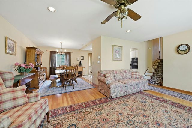 10 Darien Place, East Northport, NY 11731