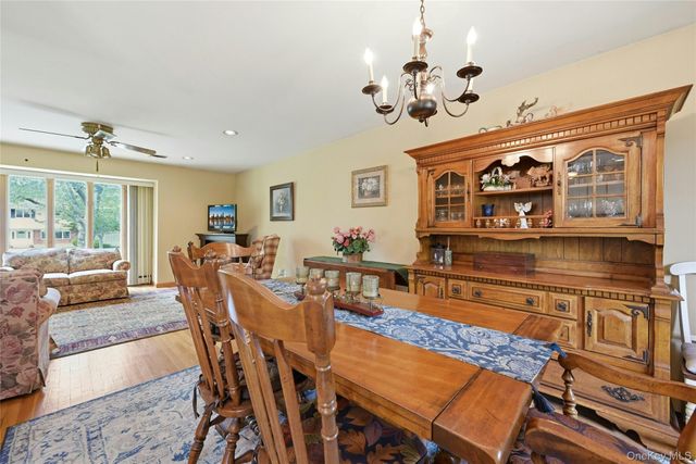 10 Darien Place, East Northport, NY 11731