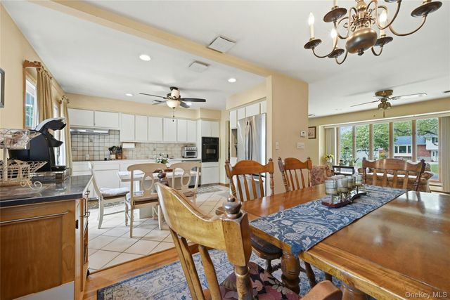 10 Darien Place, East Northport, NY 11731
