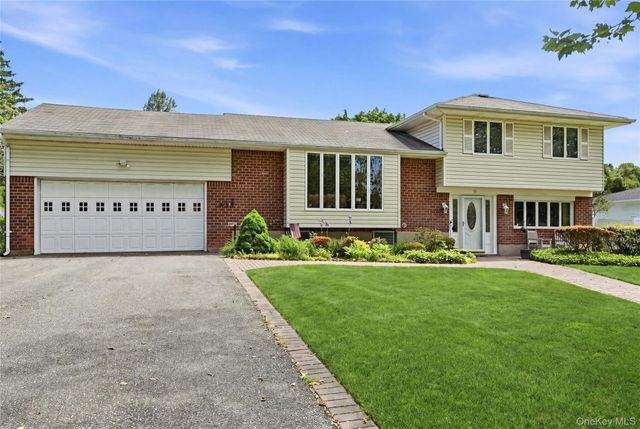 10 Darien Place, East Northport, NY 11731