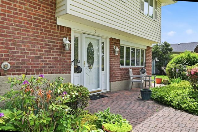 10 Darien Place, East Northport, NY 11731