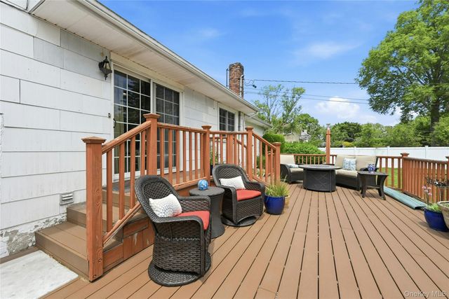 10 Darien Place, East Northport, NY 11731