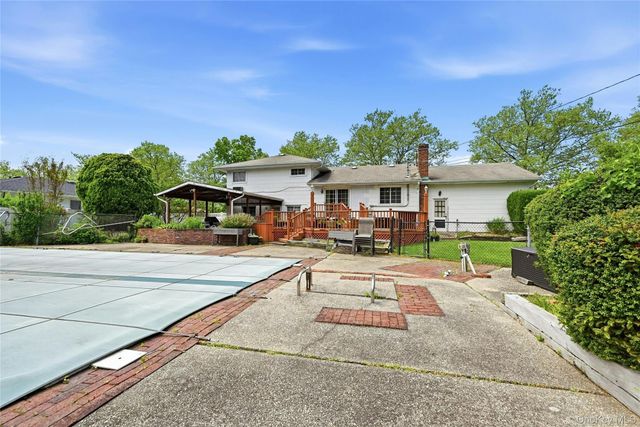 10 Darien Place, East Northport, NY 11731