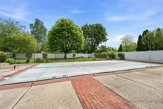 10 Darien Place, East Northport, NY 11731