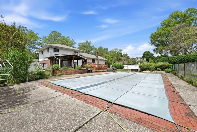10 Darien Place, East Northport, NY 11731
