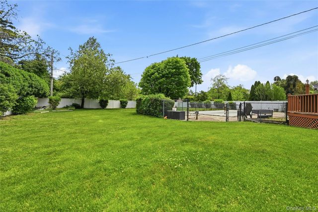 10 Darien Place, East Northport, NY 11731