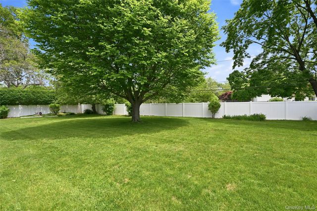 10 Darien Place, East Northport, NY 11731