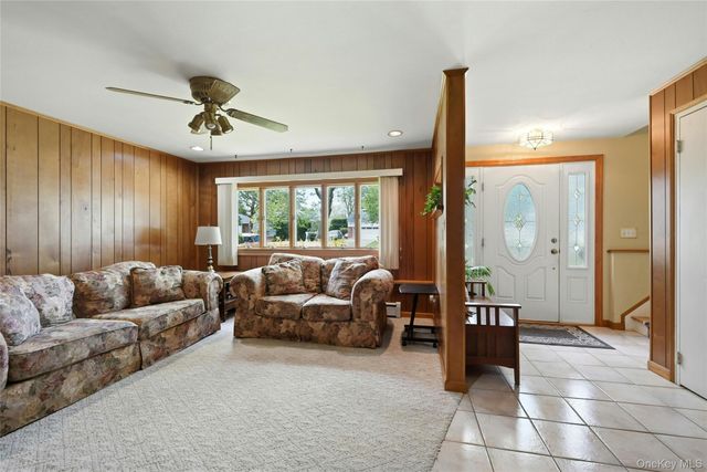 10 Darien Place, East Northport, NY 11731