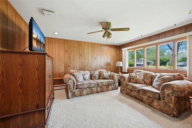 10 Darien Place, East Northport, NY 11731