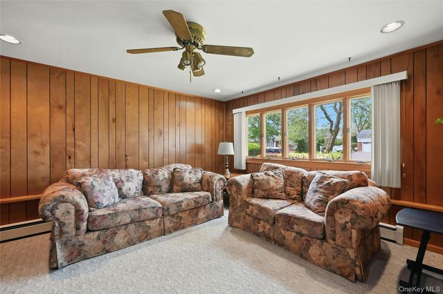 10 Darien Place, East Northport, NY 11731