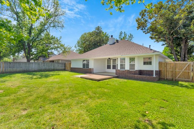 409 N 39th Place, Rogers, AR 72756