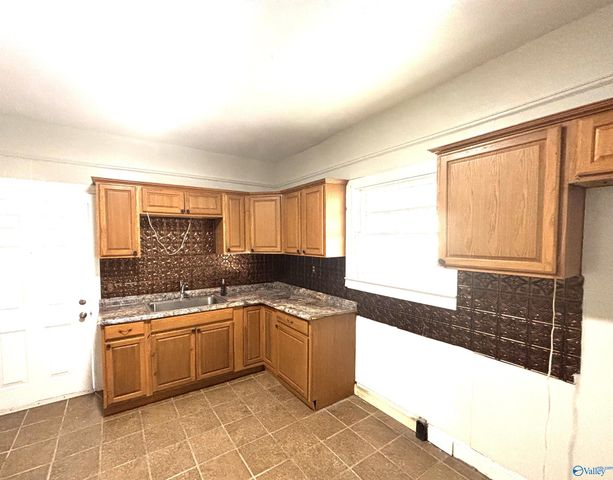 27 W Wilkinson Avenue, Gadsden, AL 35904