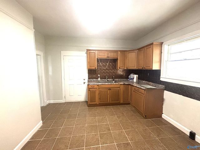 27 W Wilkinson Avenue, Gadsden, AL 35904