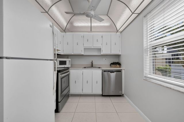 40 Burgundy A, Delray Beach, FL 33484