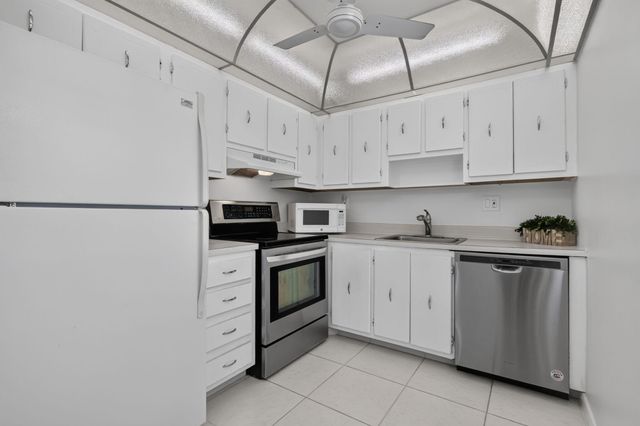 40 Burgundy A, Delray Beach, FL 33484
