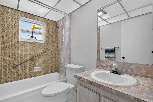 40 Burgundy A, Delray Beach, FL 33484