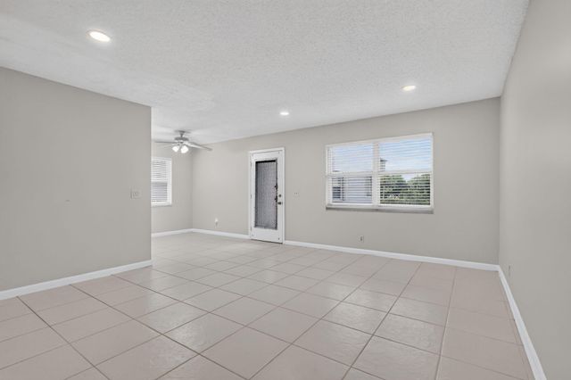 40 Burgundy A, Delray Beach, FL 33484