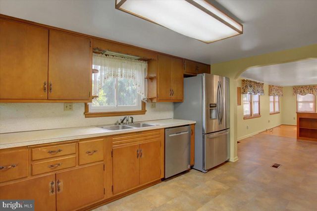 312 ROXBURY RD, Shippensburg, PA 17257