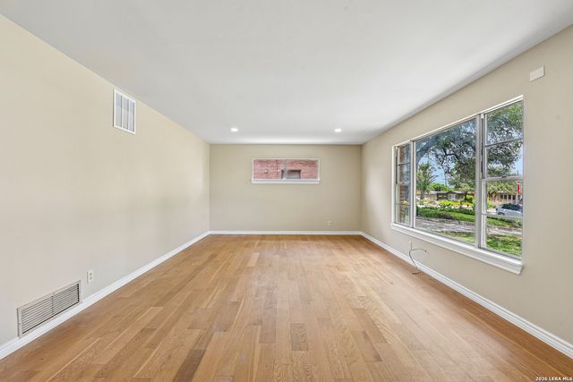 111 HANNASCH DR, San Antonio, TX 78213