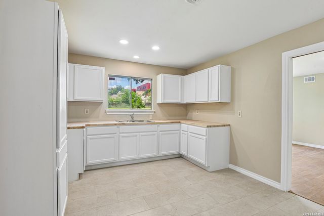111 HANNASCH DR, San Antonio, TX 78213
