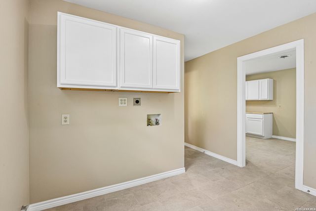 111 HANNASCH DR, San Antonio, TX 78213