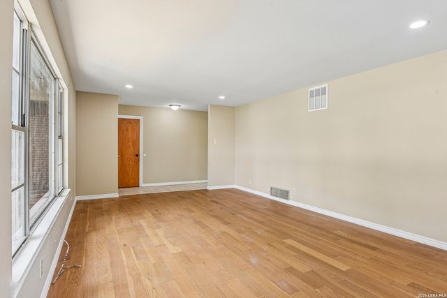 111 HANNASCH DR, San Antonio, TX 78213