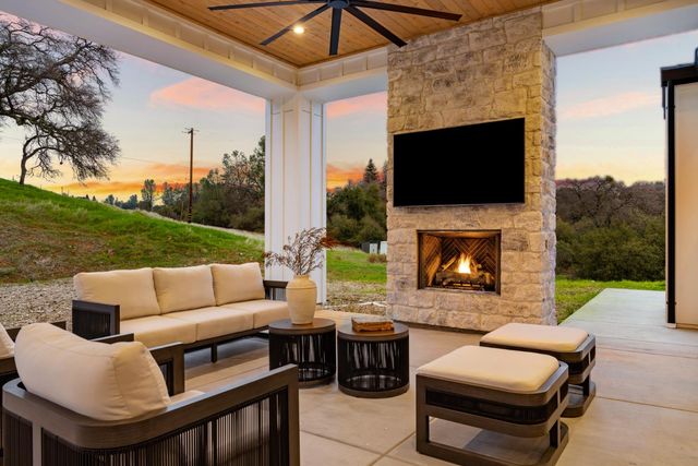 5035 Broken Bow Ln, Rescue, CA 95672