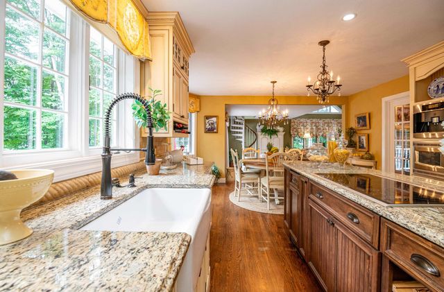 8 Coventry Lane, Derry, NH 03038