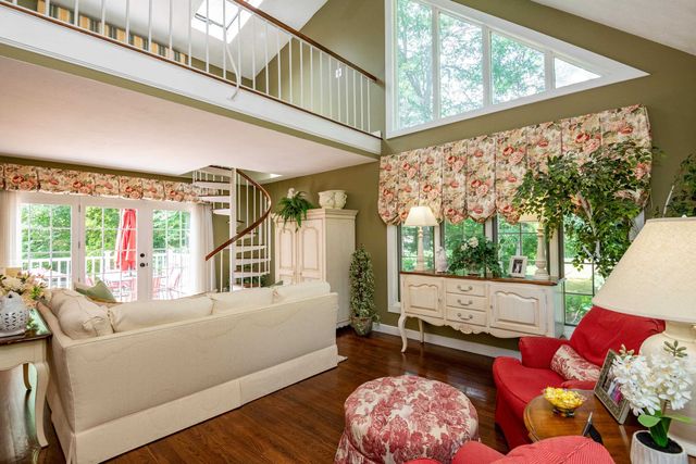 8 Coventry Lane, Derry, NH 03038