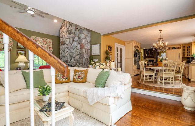 8 Coventry Lane, Derry, NH 03038