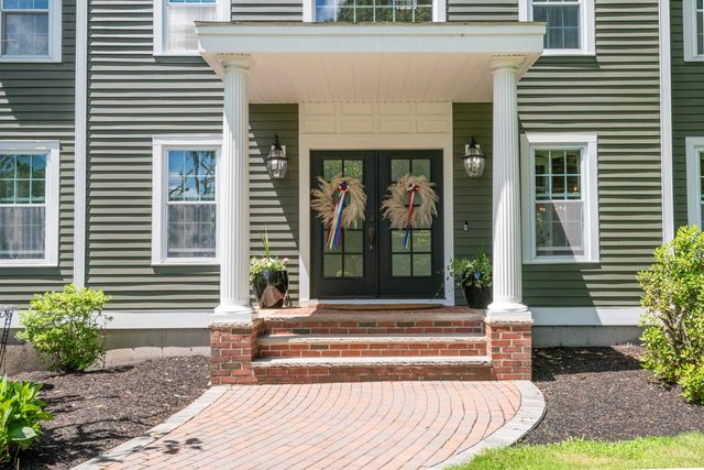 8 Coventry Lane, Derry, NH 03038