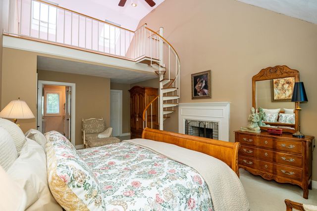 8 Coventry Lane, Derry, NH 03038