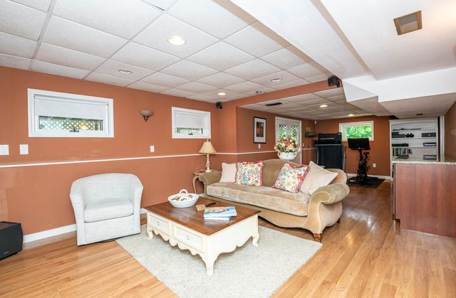 8 Coventry Lane, Derry, NH 03038