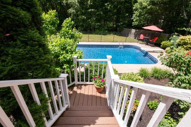 8 Coventry Lane, Derry, NH 03038