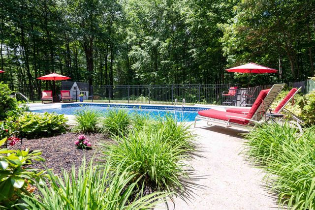 8 Coventry Lane, Derry, NH 03038