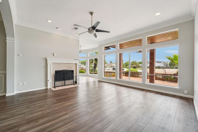 305 Harbor Circle, Montgomery, TX 77356