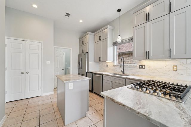 305 Harbor Circle, Montgomery, TX 77356