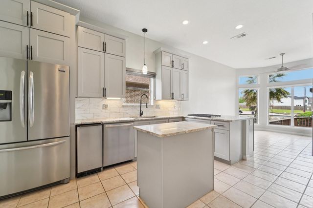 305 Harbor Circle, Montgomery, TX 77356