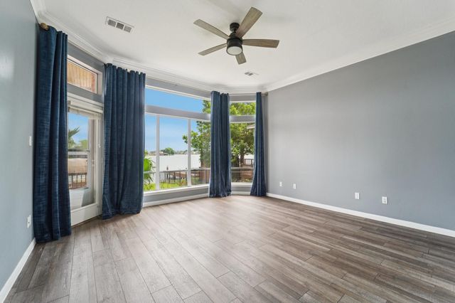 305 Harbor Circle, Montgomery, TX 77356