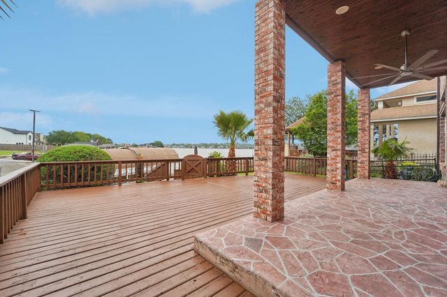 305 Harbor Circle, Montgomery, TX 77356