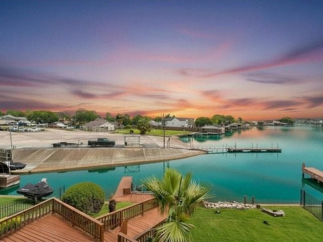 305 Harbor Circle, Montgomery, TX 77356