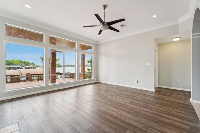 305 Harbor Circle, Montgomery, TX 77356