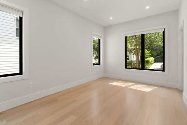 116 Thorndike St 1A, Brookline, MA 02446