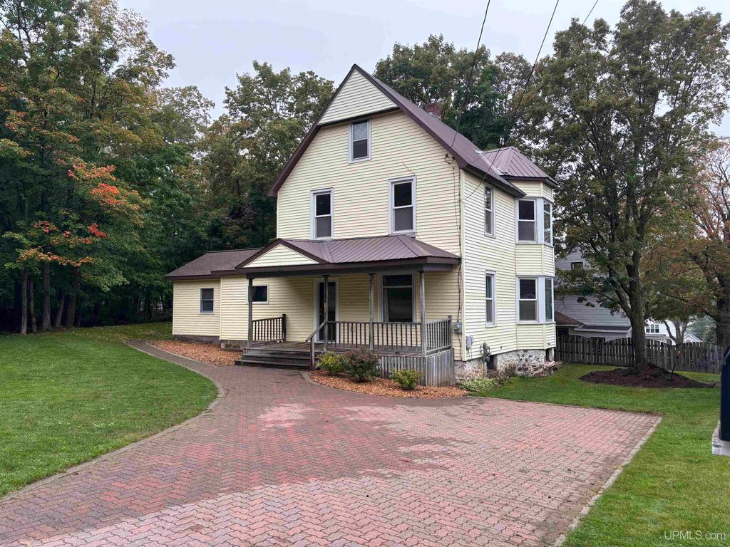 108 W Calverley Avenue, Houghton, MI 49931
