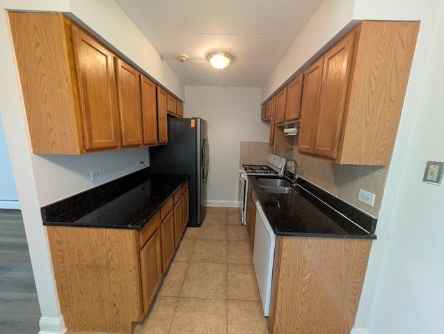 6005 MARSHALL Avenue 8, Chicago Ridge, IL 60415